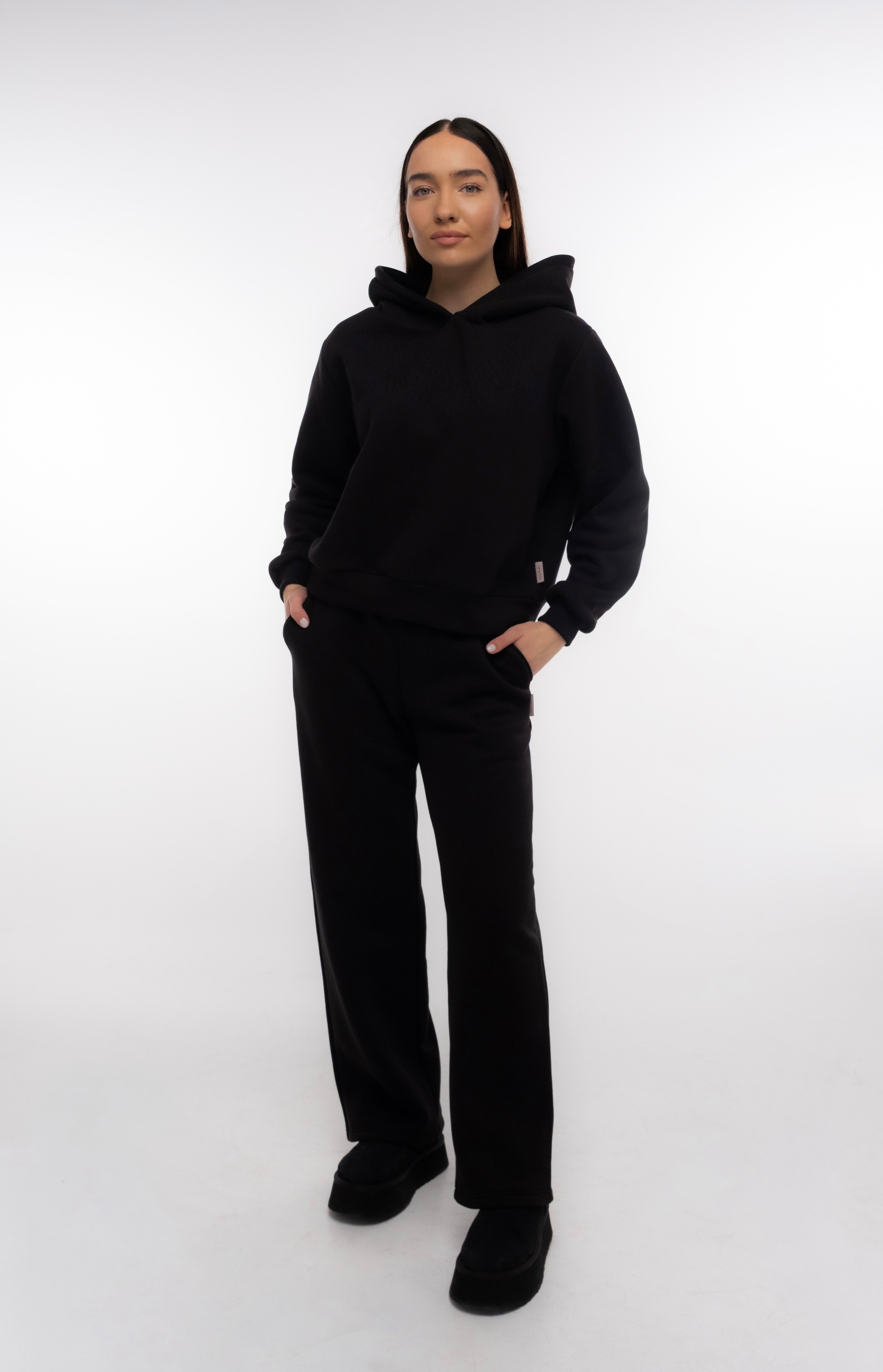 Juodas laisvalaikio kostiumėlis