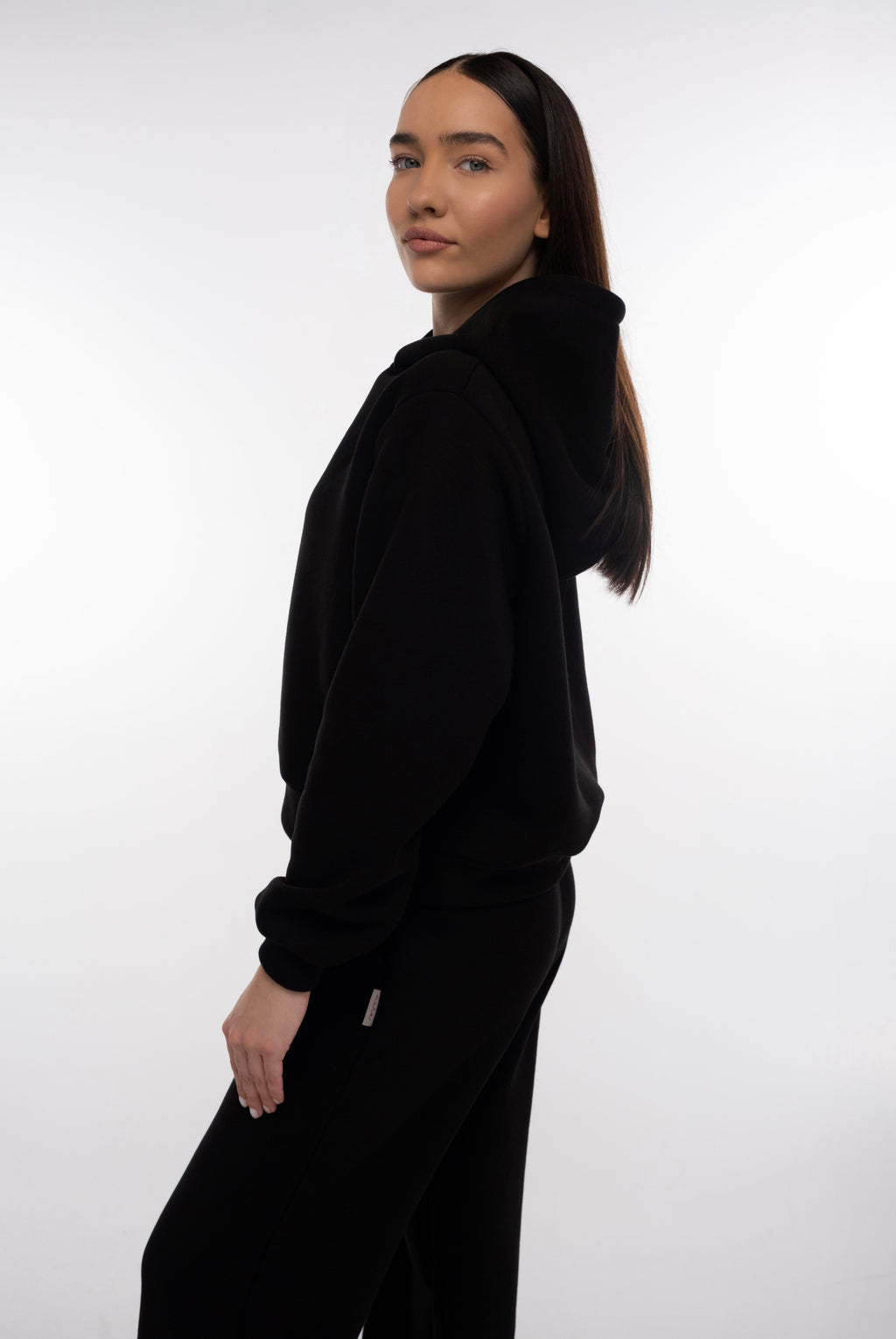 Juodas laisvalaikio kostiumėlis