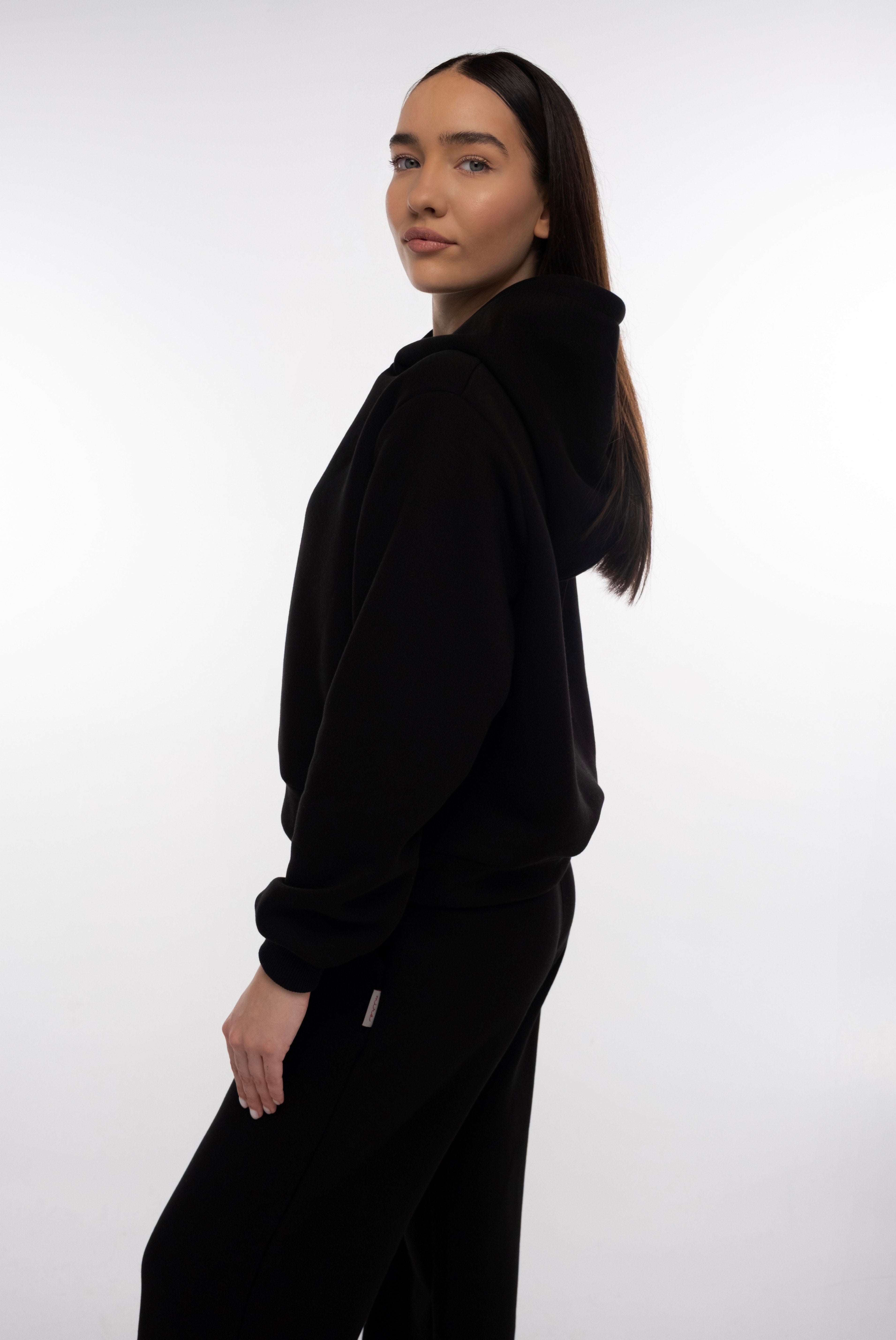 Juodas laisvalaikio kostiumėlis