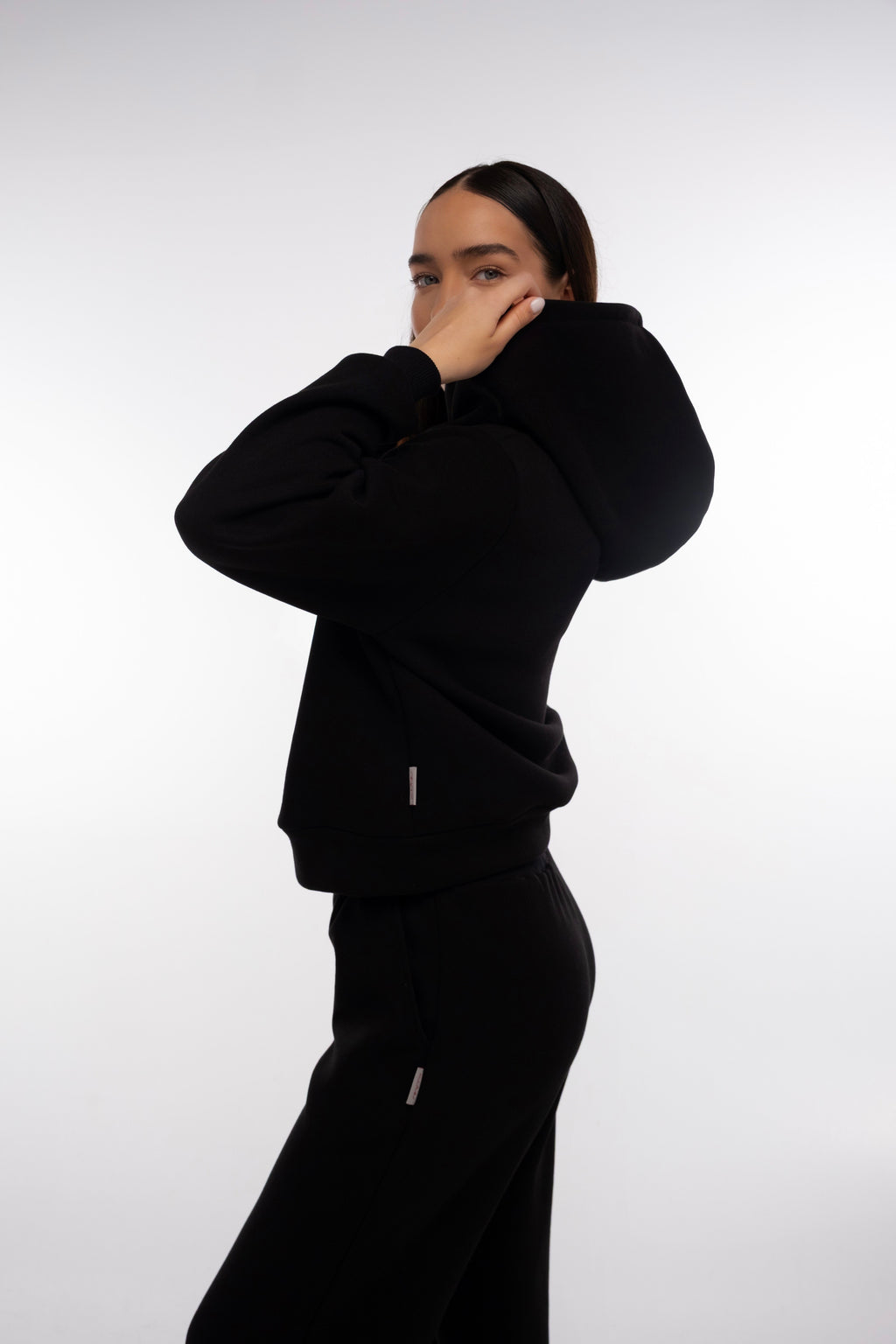 Juodas laisvalaikio kostiumėlis