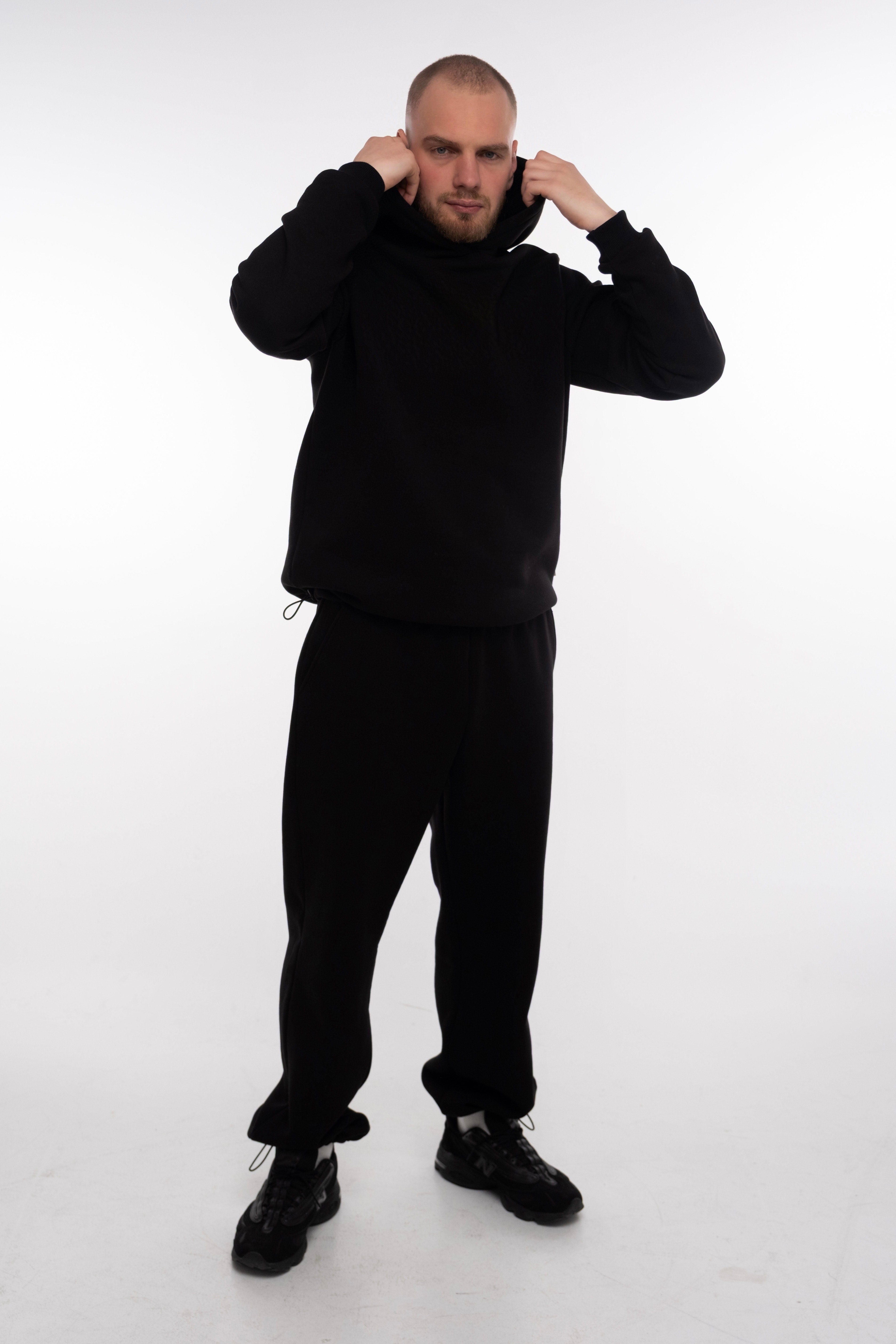 Juodas vyriškas laisvalaikio kostiumėlis