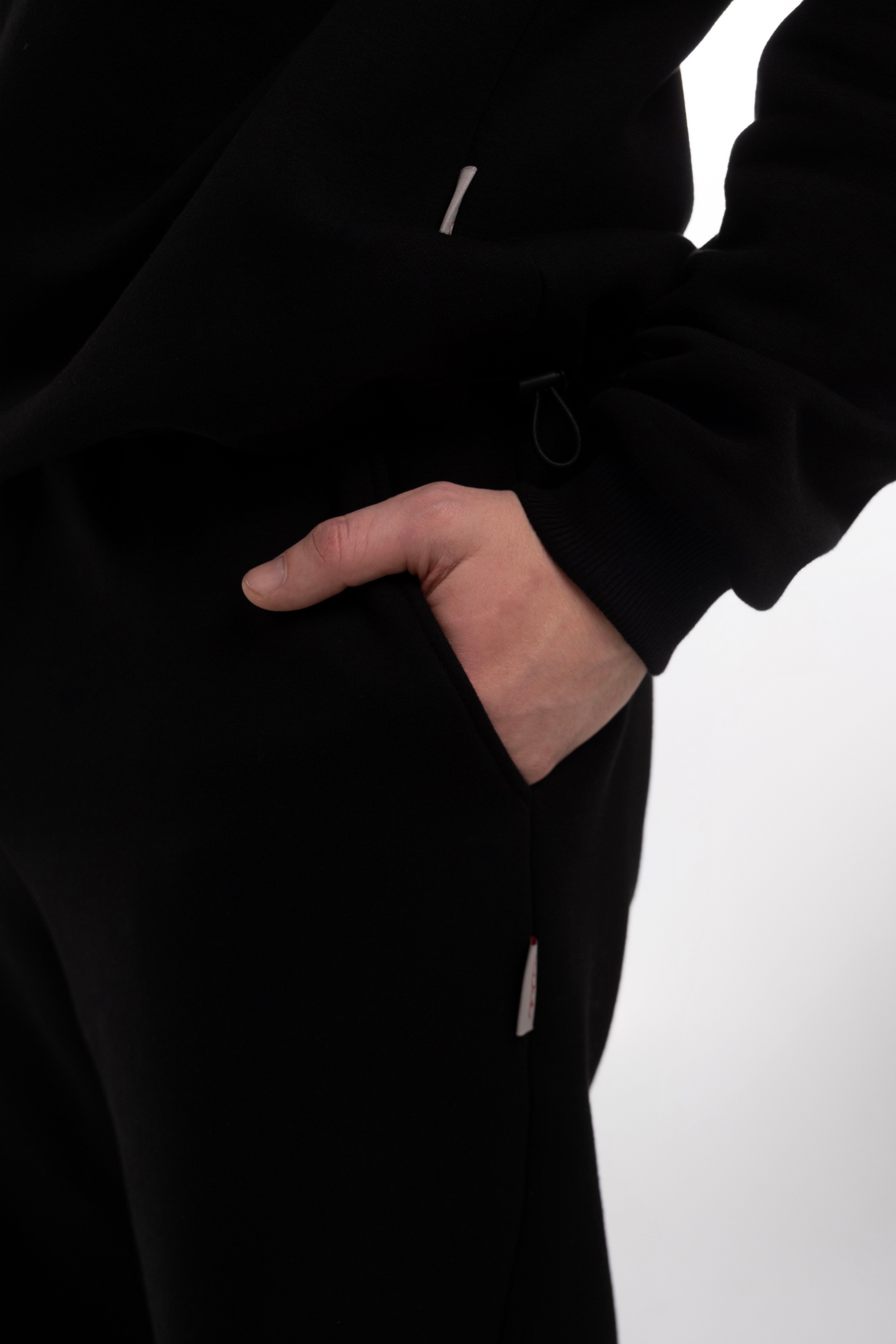 Juodas vyriškas laisvalaikio kostiumėlis