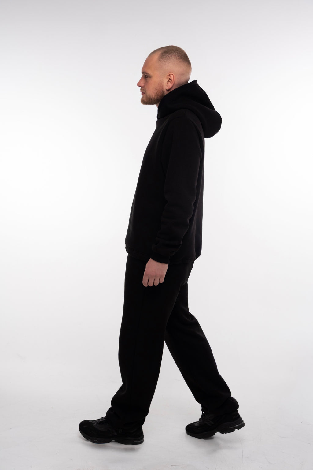 Juodas vyriškas laisvalaikio kostiumėlis